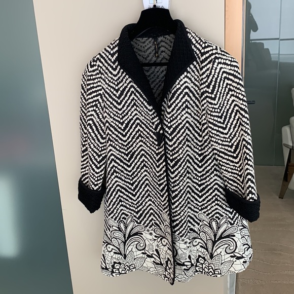 Light jacket, beautiful detailed hem. Perfect for spring! - Picture 4 of 4